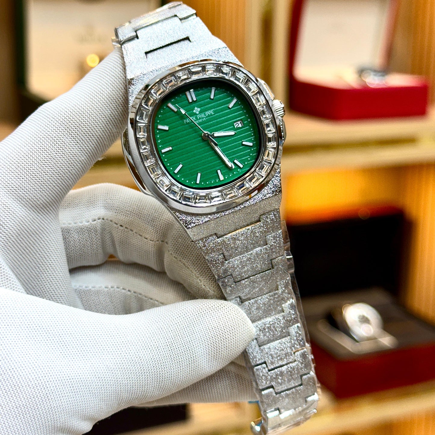 PATEK PHILLIPE New style bracelet with butterfly lock Quartz movement
Date working